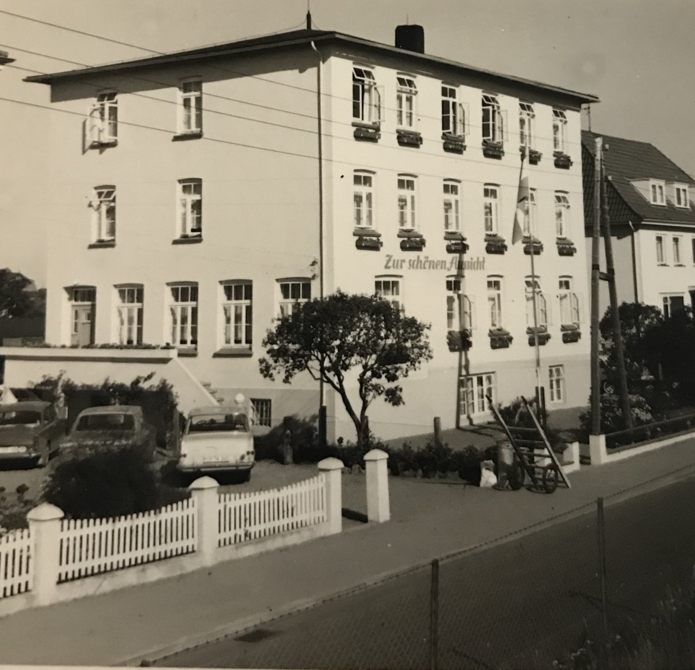 Das Appartementhaus in früheren Jahren, mit dem gemalten Schriftzug „Zur schönen Aussicht“ an der Giebelwand