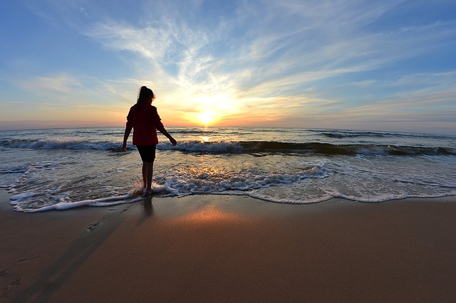 Frau am Ostseestrand